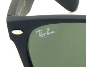 Authentiek Ray-Ban logo in de bovenhoek van het glas