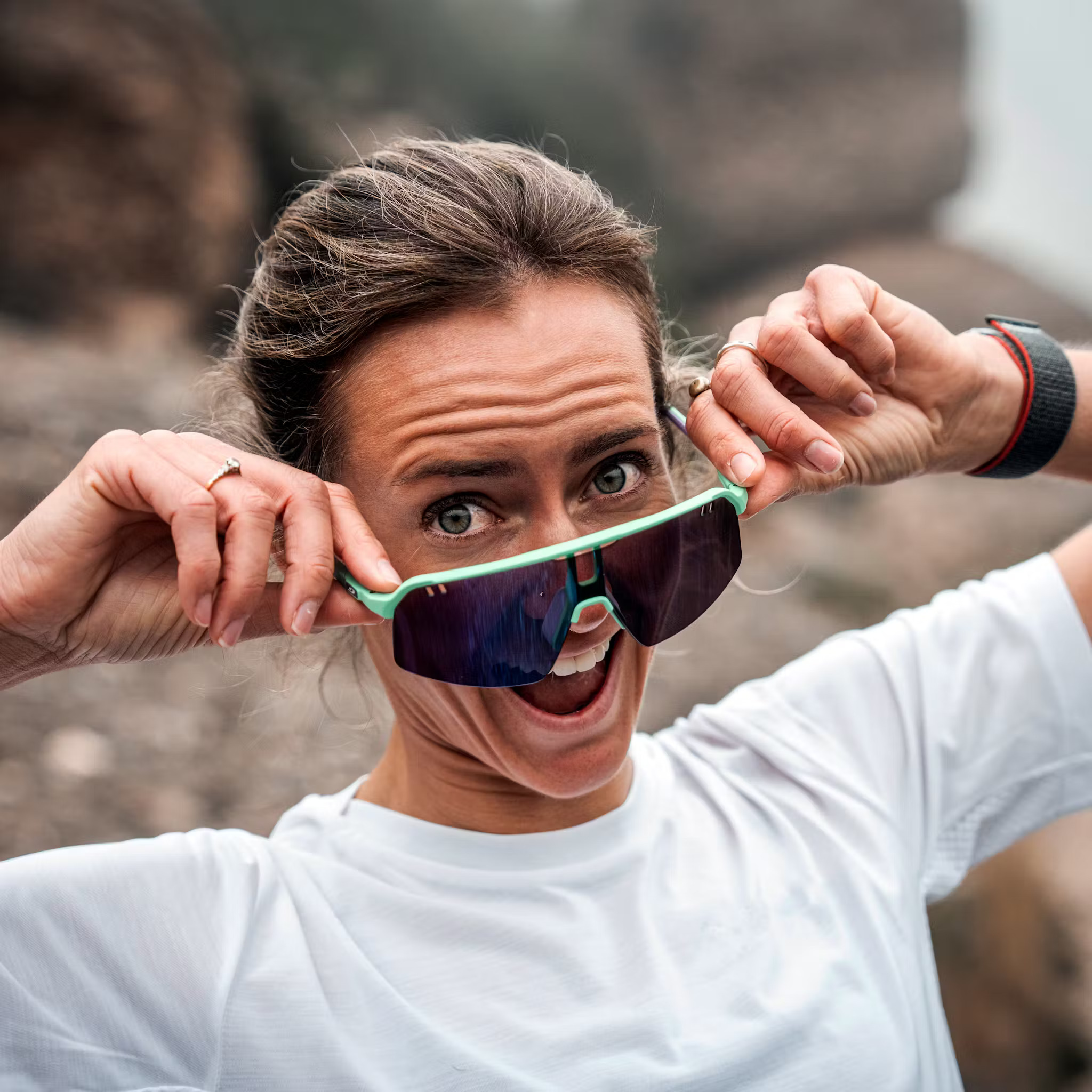 Trailrunner met Julbo Reactiv zonnebril in zonlicht