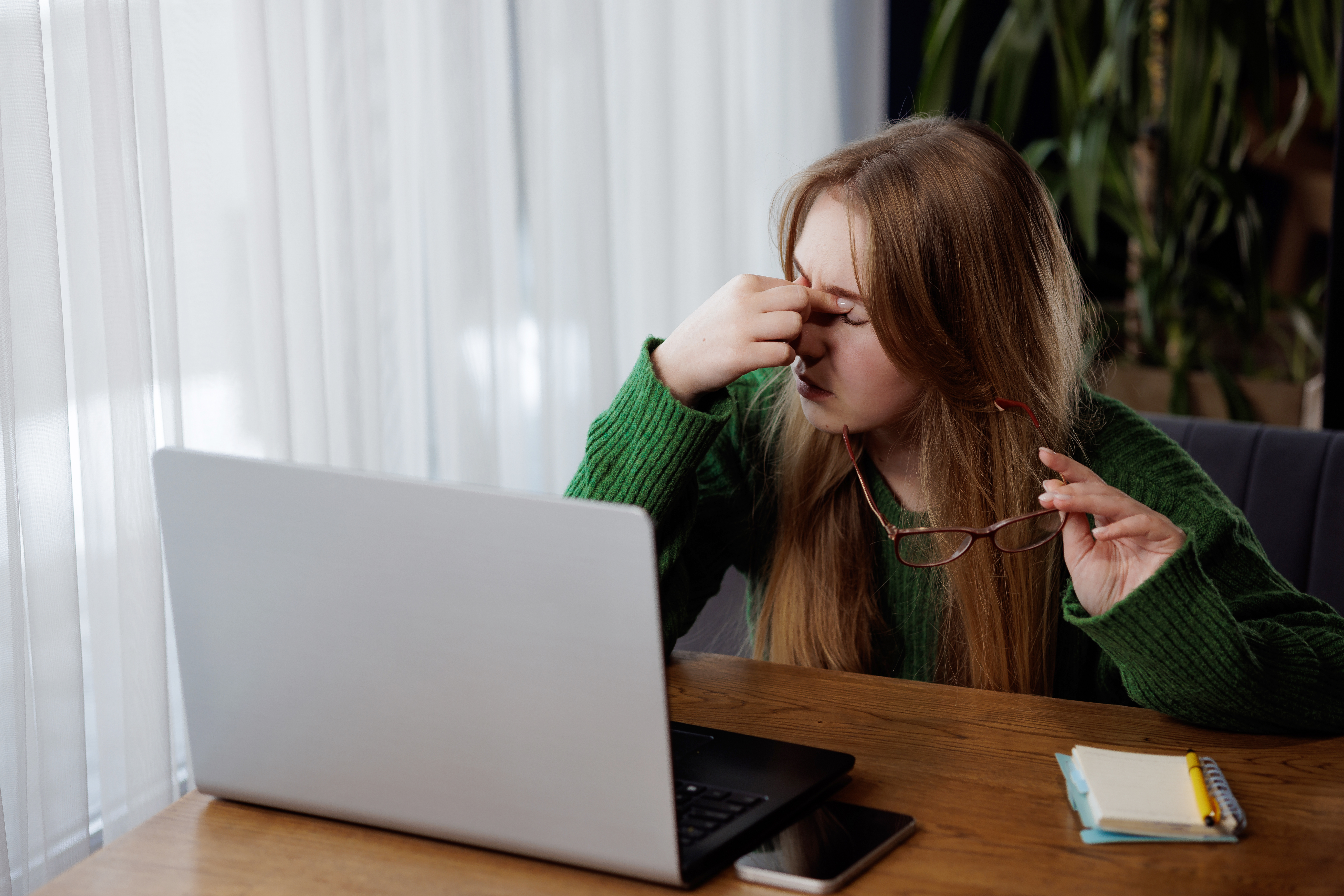 Vermoeide ogen door schermgebruik: vrouw wrijft in haar ogen