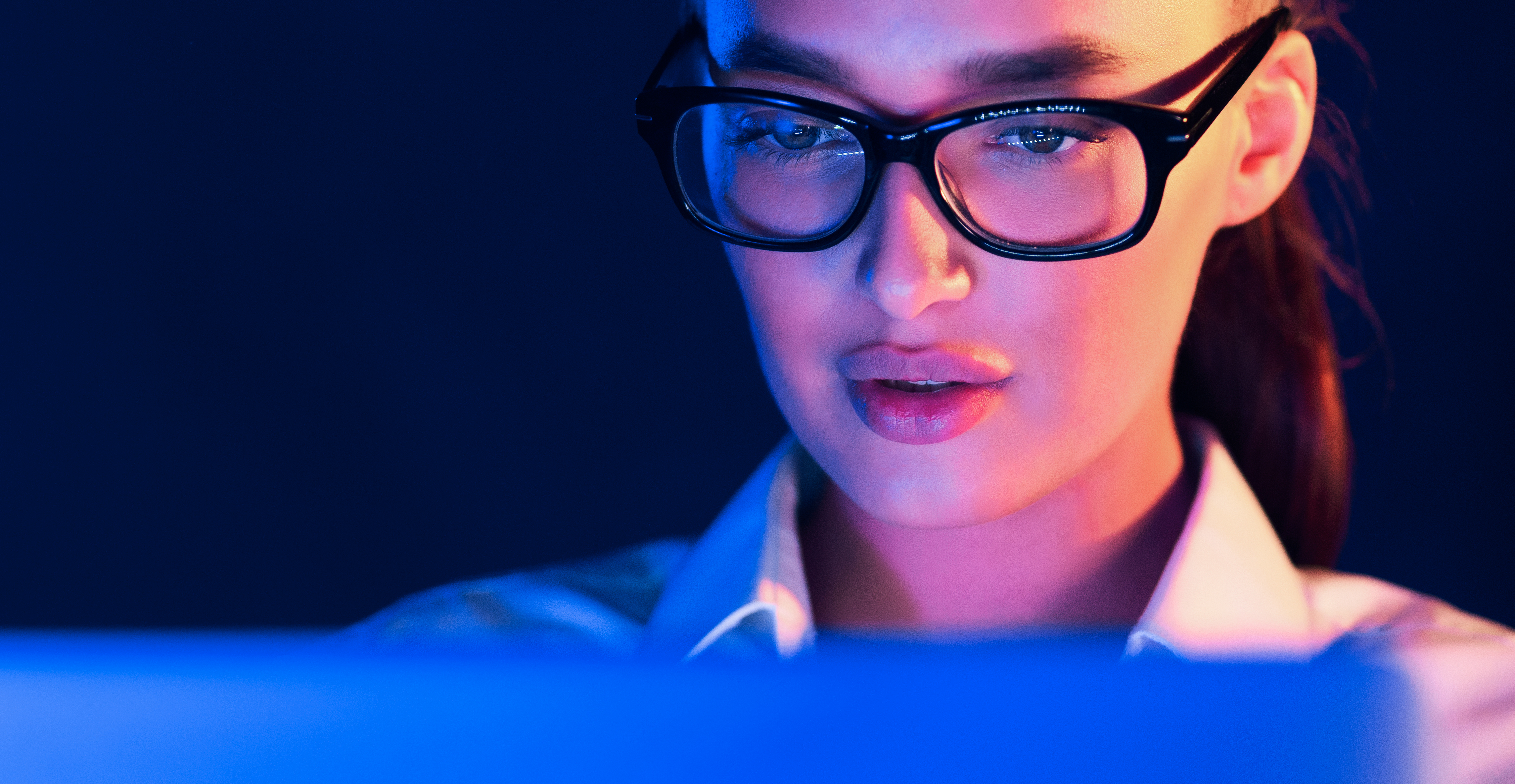 Nachtwerk met laptop: invloed van blauw licht