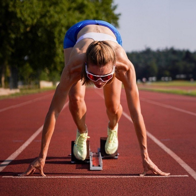 Atleet met Oakley-bril buiten – scherp zicht en geoptimaliseerd contrast